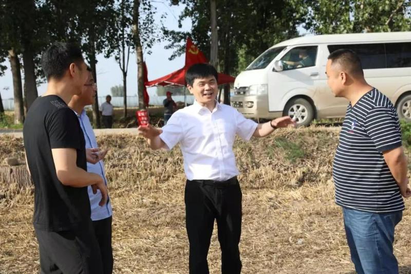 首页 萧县动态 政务要闻 在杜楼镇孟窑村,镇党委书记聂涛详细汇报了