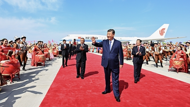 习近平率中央代表团抵达乌鲁木齐出席新疆维吾尔自治区成立70周年庆祝活动