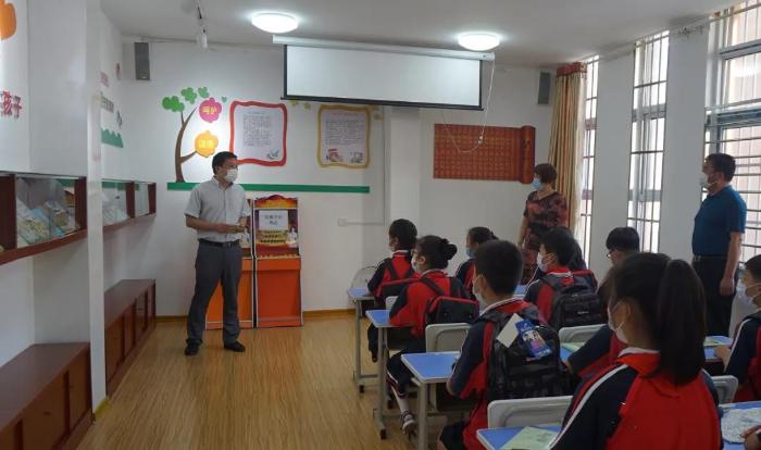 县委宣传部,县公安局交警大队,城西社区相关负责人,以及柏星小学30名