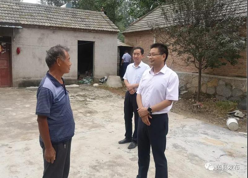 68686868调研中,黄韡先后来到张庄寨镇众姓庄村,武楼村,随机