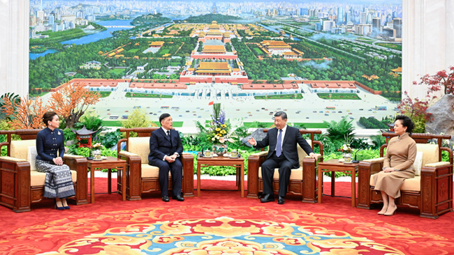 习近平会见泰国国王哇集拉隆功