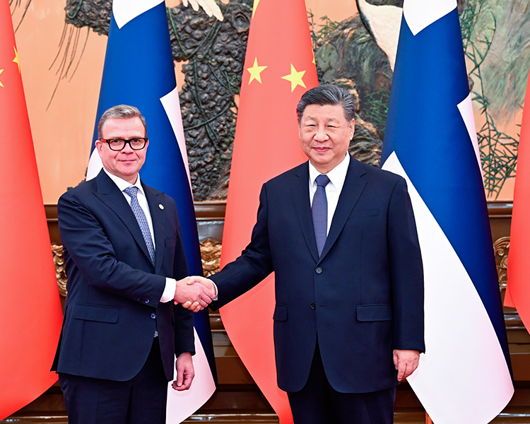 习近平会见芬兰总理奥尔波