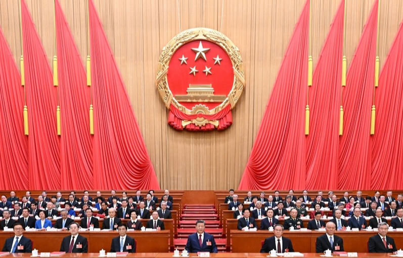 十四届全国人大四次会议在京闭幕 习近平等在主席台就座