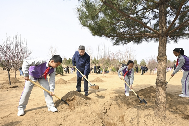 习近平在参加首都义务植树活动时强调 为山川大地增添锦绣 让中国式现代化底色更加亮丽
