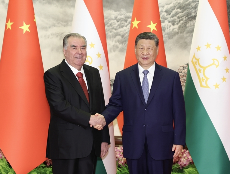 习近平同塔吉克斯坦总统拉赫蒙会谈