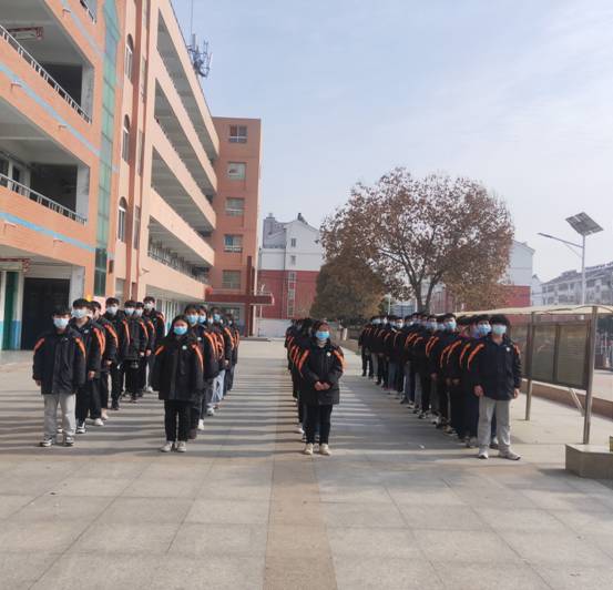 我县凤山中学新冠肺炎疫情期间文明就餐