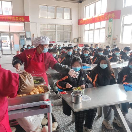 我县凤山中学新冠肺炎疫情期间文明就餐_萧县人民政府