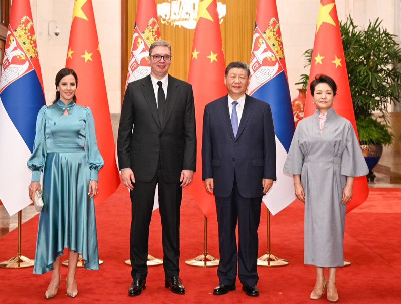 习近平同塞尔维亚总统武契奇会谈