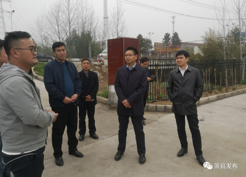 随后,黄韡还来到官桥镇污水处理厂,查现场,听汇报,了解农村污水处理厂