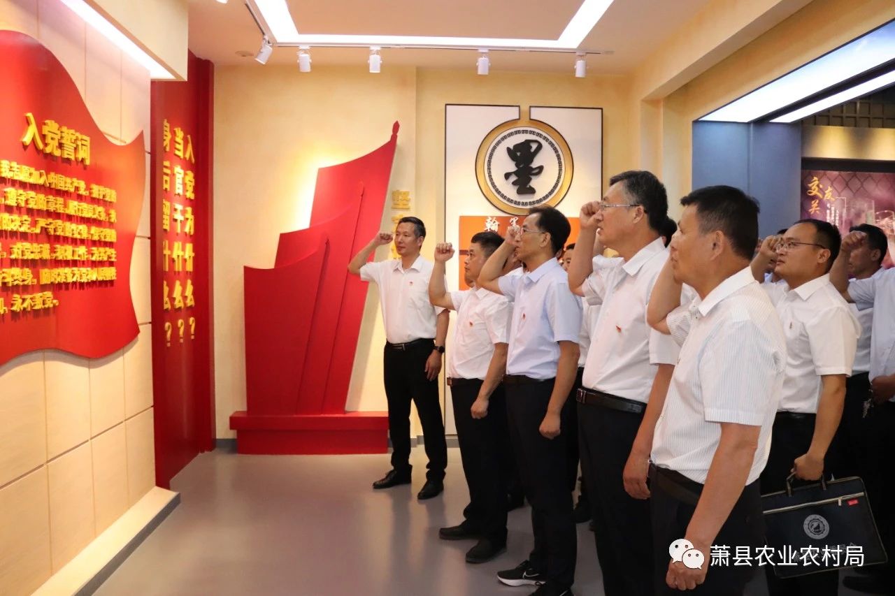 68686868在党风廉政教育中心,欧阳宁一行在解说员的引导下,有