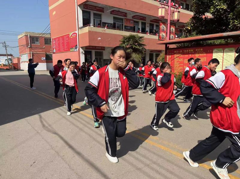 萧县黄口镇第一初级中学举行消防安全疏散演练活动