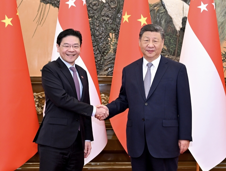 习近平会见新加坡总理黄循财