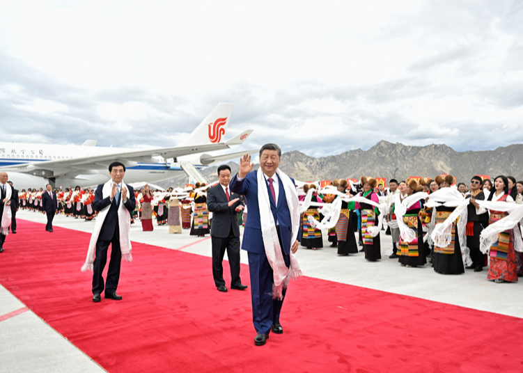 习近平率中央代表团抵达拉萨出席西藏自治区成立60周年庆祝活动
