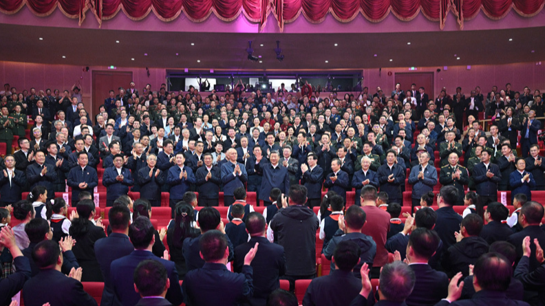 习近平观看庆祝西藏自治区成立60周年文艺晚会《雪域欢歌》